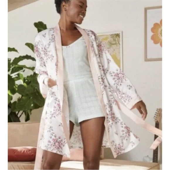 Morgan Lane Pink Floral Satin Wrap Robe - Picture 3 of 5